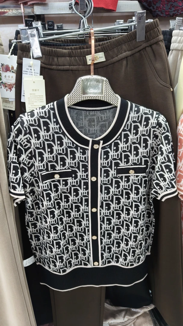 女士休闲宽松圆领印花时尚短袖小衫