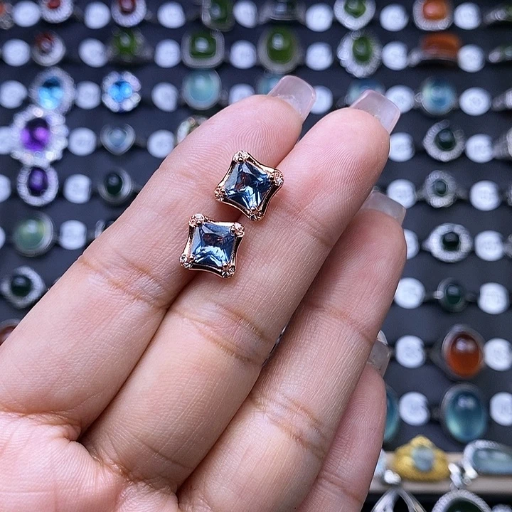 海蓝宝石耳钉银S925镶嵌心****）