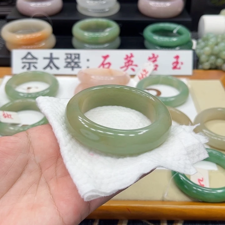 石英质玉手镯未镶嵌幸****样