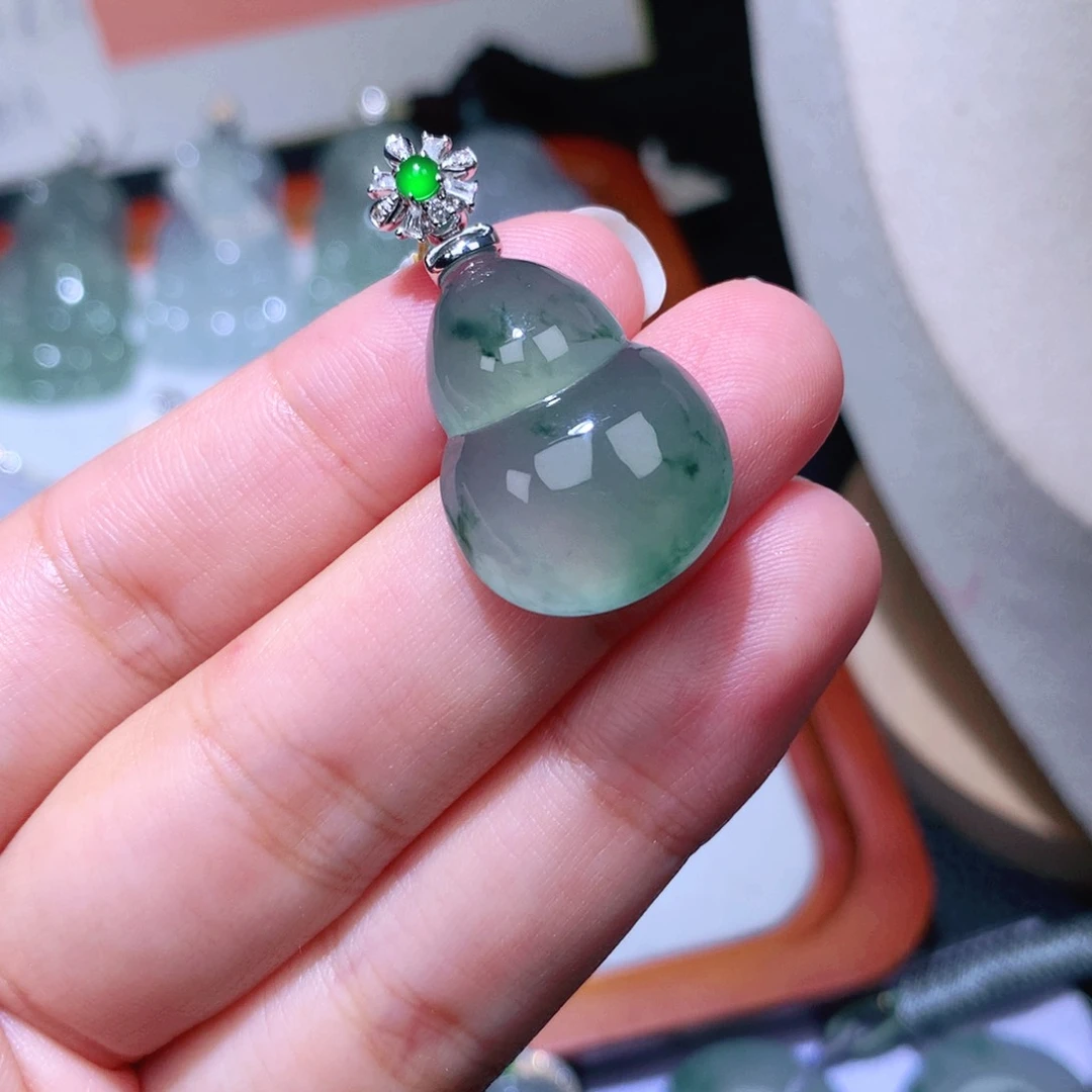 颈饰18K金镶嵌翡翠葫芦