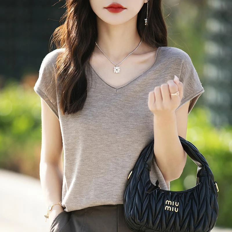 2025夏季新款女士时尚冰丝V领短袖T恤宽松洋气减龄上衣轻薄针织衫