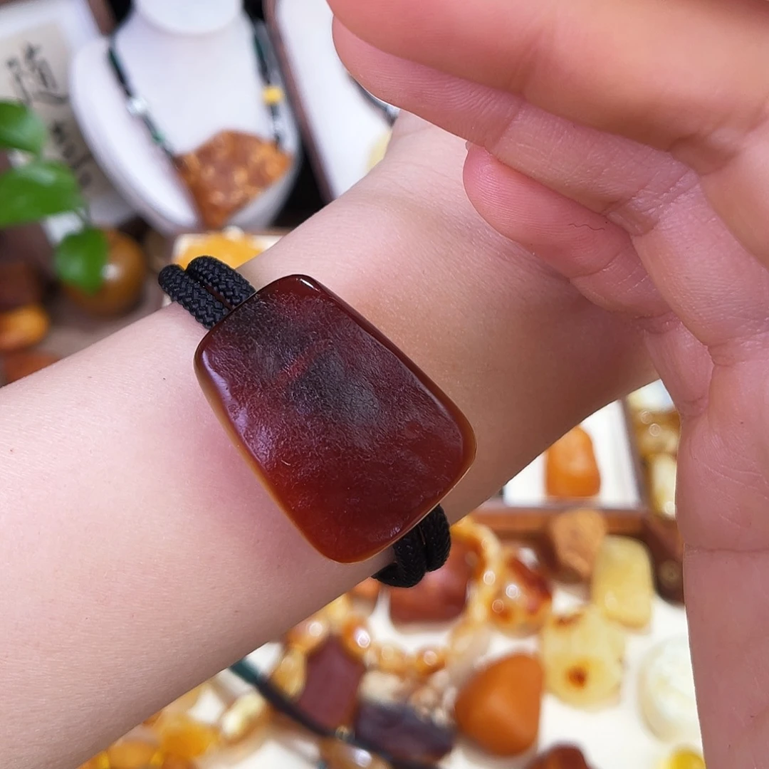 琥珀珠宝奇石未镶嵌。