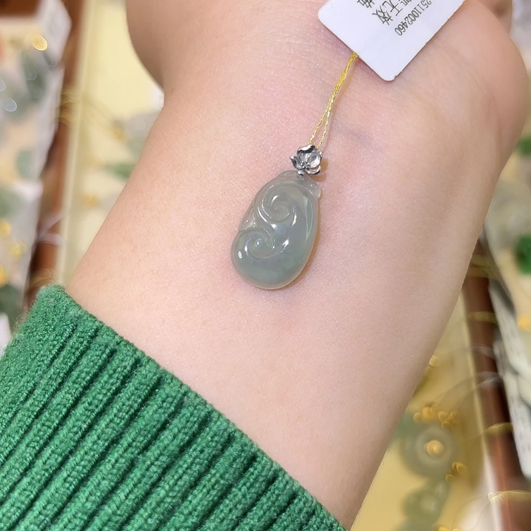 草****翡翠18K金镶嵌颈饰如意