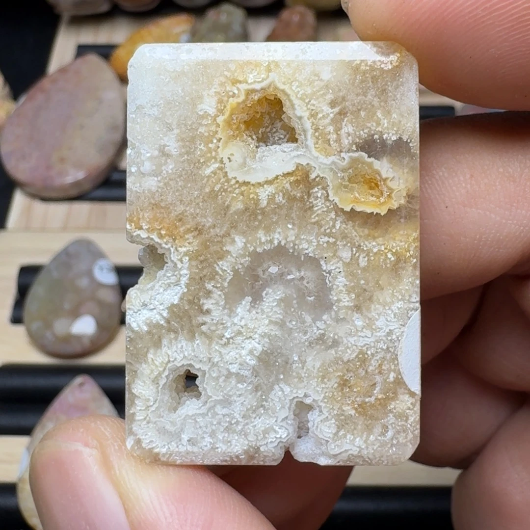 未镶嵌纯天然色有机玉石保真色石英质玉