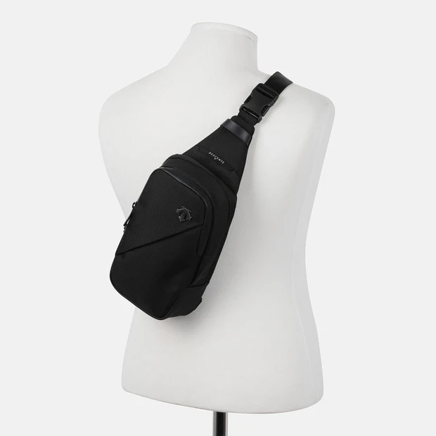 DESCENTE/迪桑特休闲运动户外百搭纯色简约logo单肩包SQ323UBG73