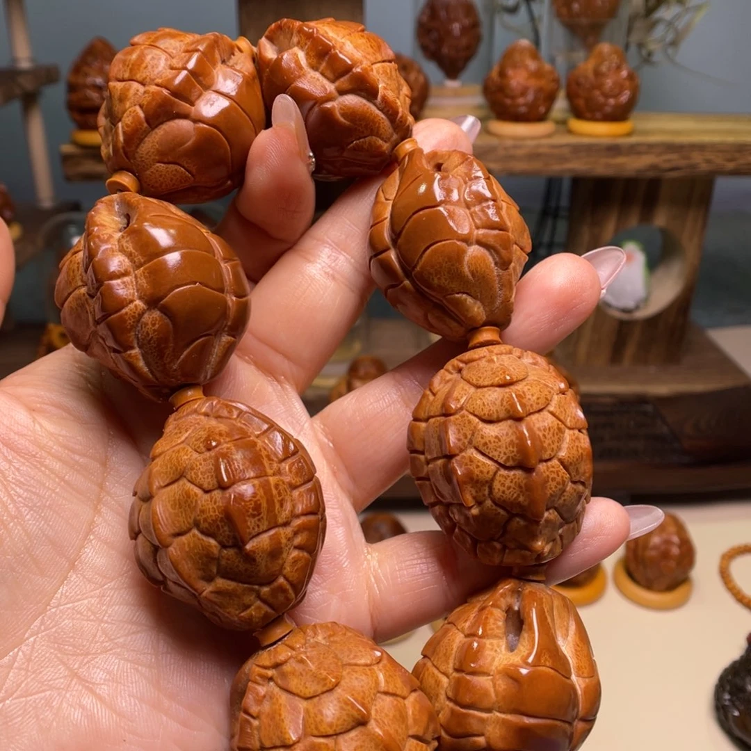 佛螺菩提吊坠徐*国富甲手持一条 八颗