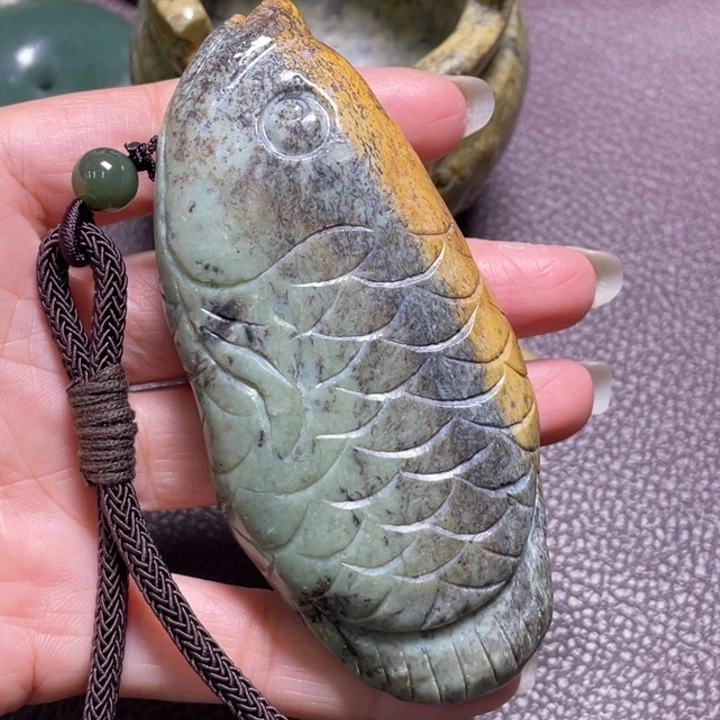 半***人颈饰未镶嵌岫岩河磨玉（透闪石质玉）