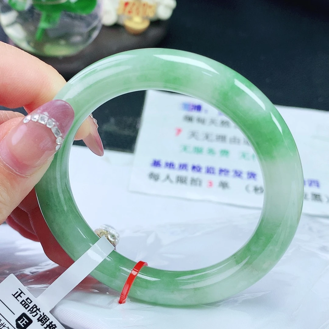 翡翠手镯未镶嵌55圈