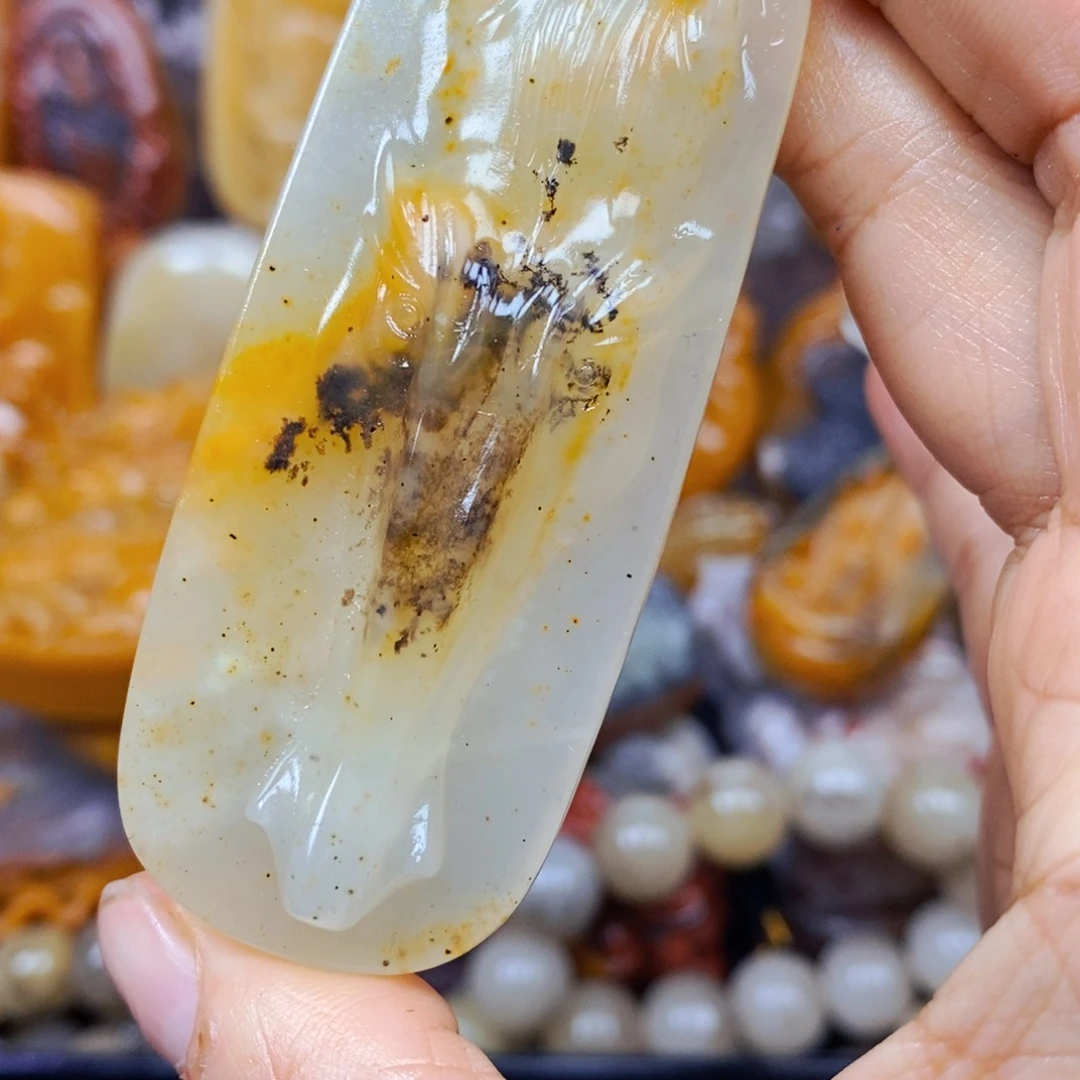 石英质玉（黄龙玉）未镶嵌颈饰