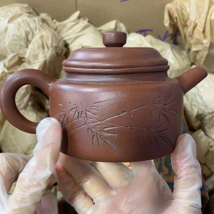 紫砂茶壶矿泥料，手工制作的一把紫砂壶。