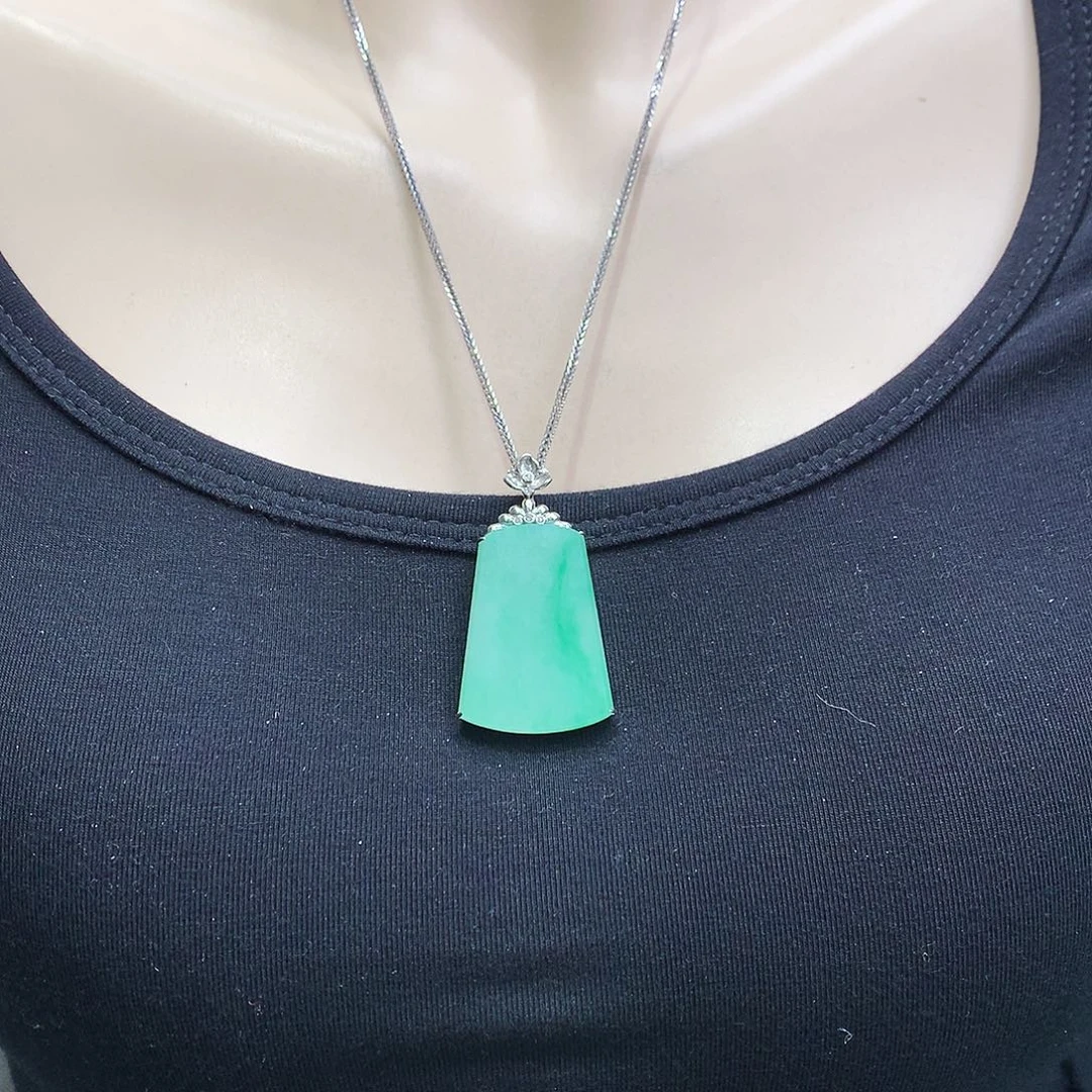 翡翠颈饰18K金镶嵌无事牌