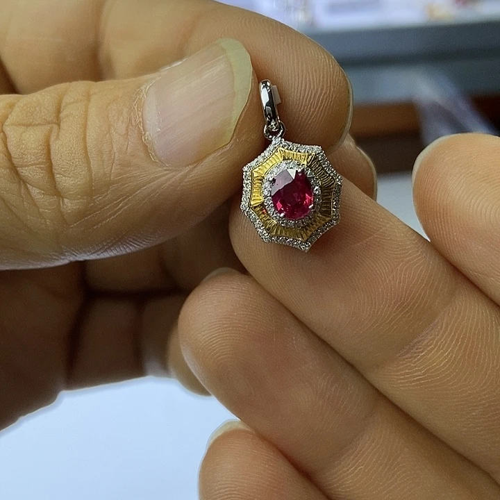 颈饰红宝石18K金镶嵌