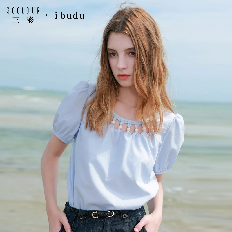 三彩ibudu2025夏季新款镂空小衫圆领织带泡泡袖上衣设计感女