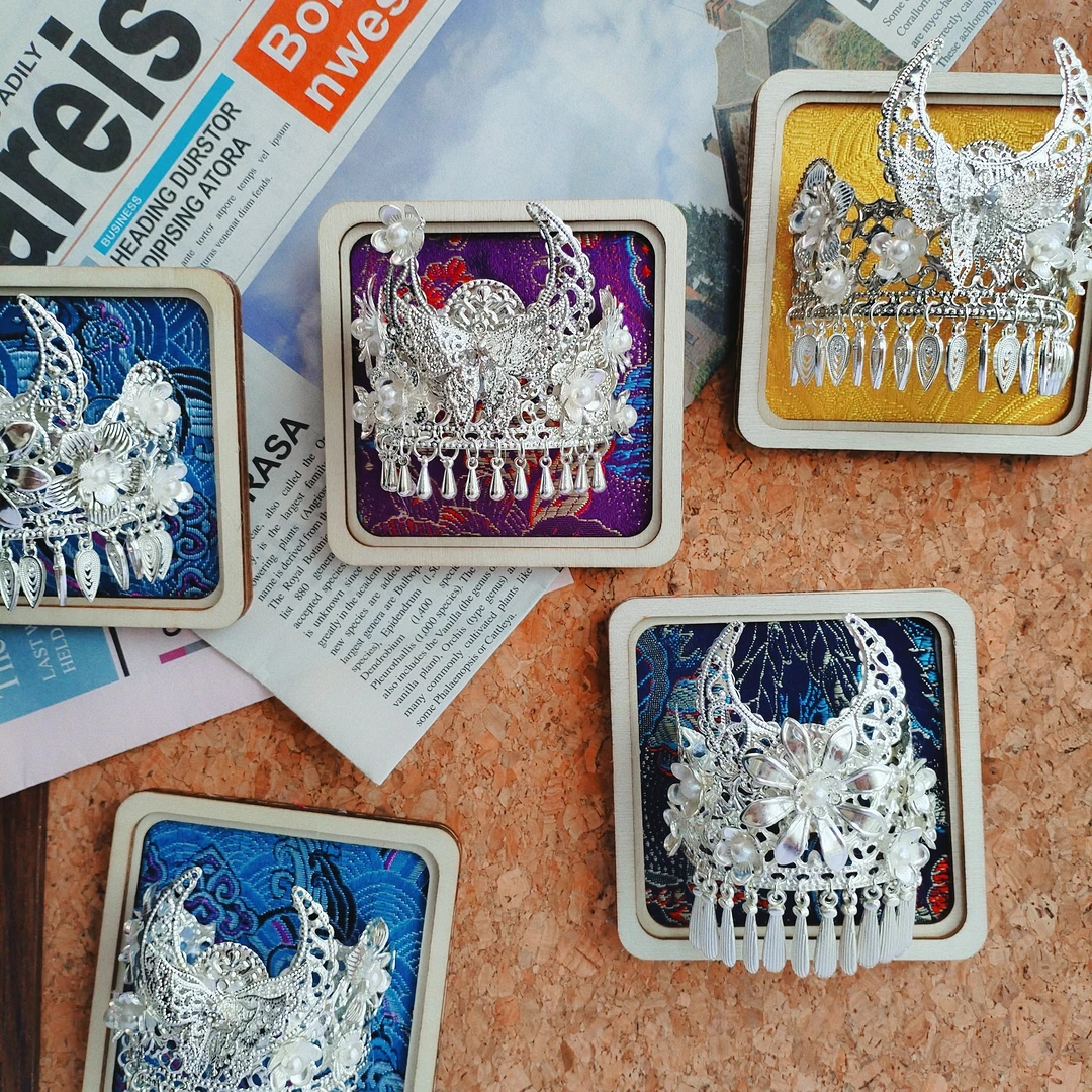 贵州文创伴手生日礼物扎染苗族头饰饰品银帽冰箱贴贵阳旅游纪念品