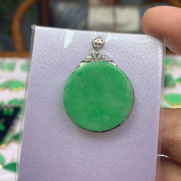 翡翠颈饰18K金镶嵌翡翠