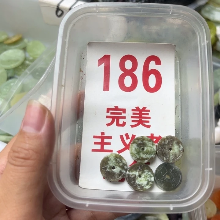 蛇纹石玉未镶嵌吊坠