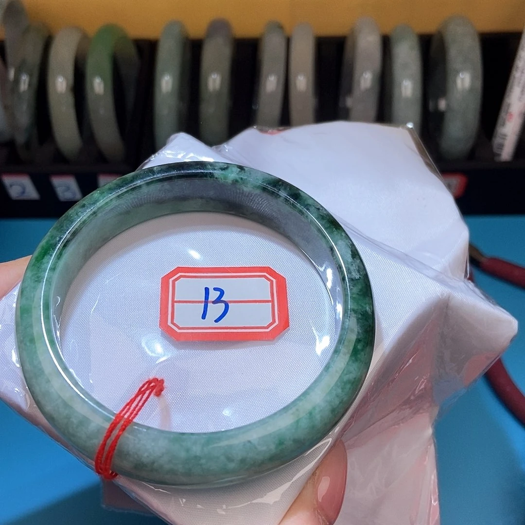 翡翠手镯未镶嵌河****司