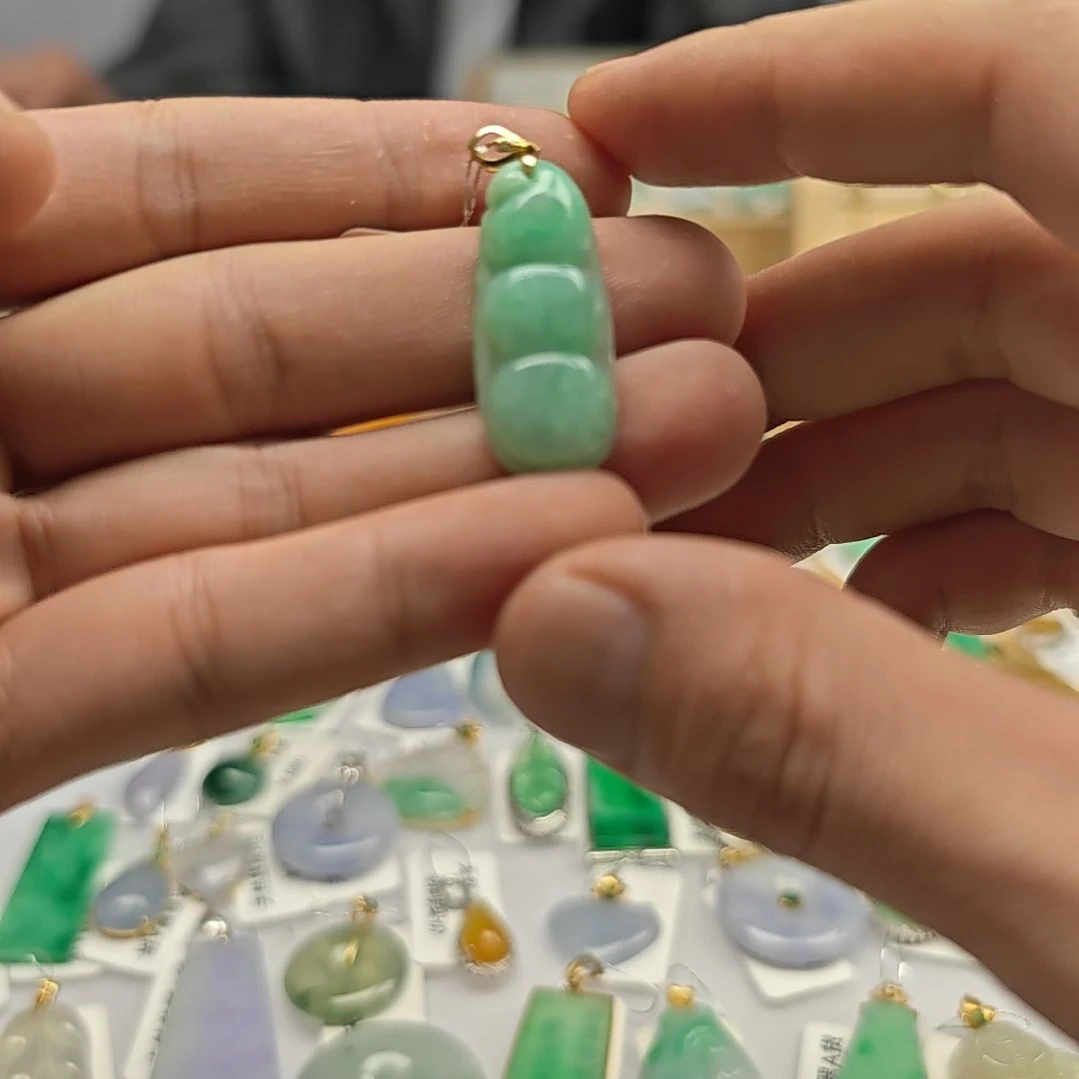 翡翠18K金镶嵌颈饰