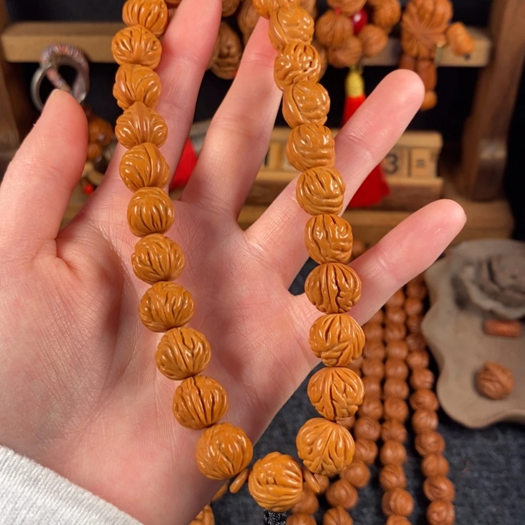 吊坠桃核桃枭手持