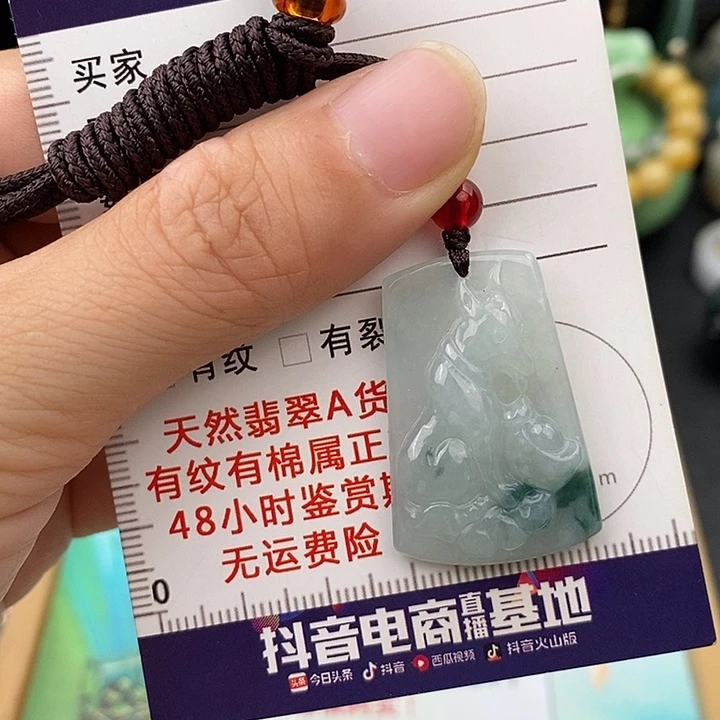 翡翠未镶嵌颈饰狗