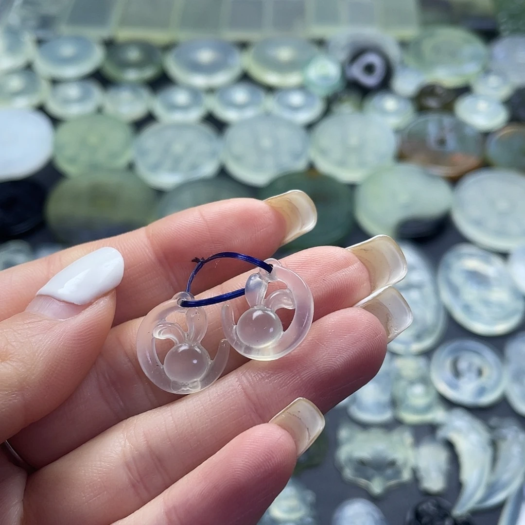 岫玉未镶嵌颈饰月亮兔