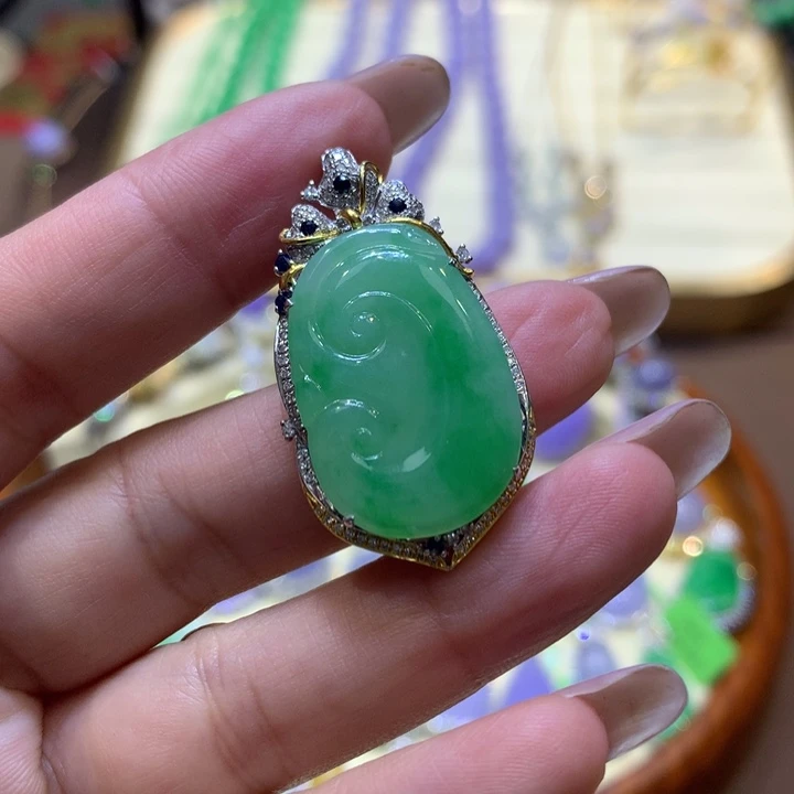 翡翠18K金镶嵌颈饰翡翠