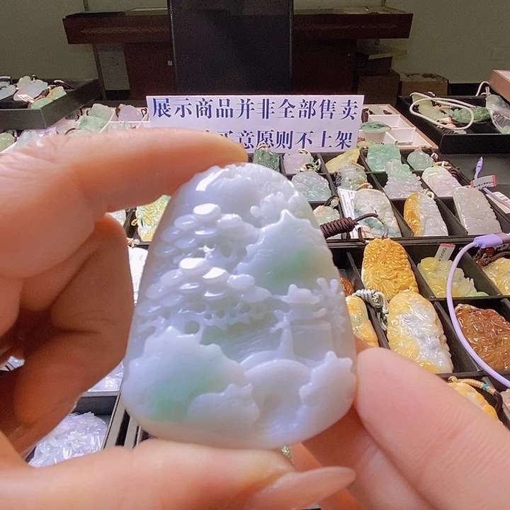 翡翠未镶嵌颈饰一个