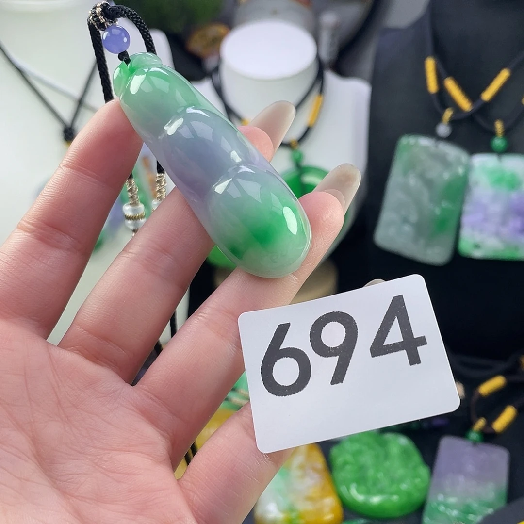 翡翠未镶嵌吊坠(赠链)