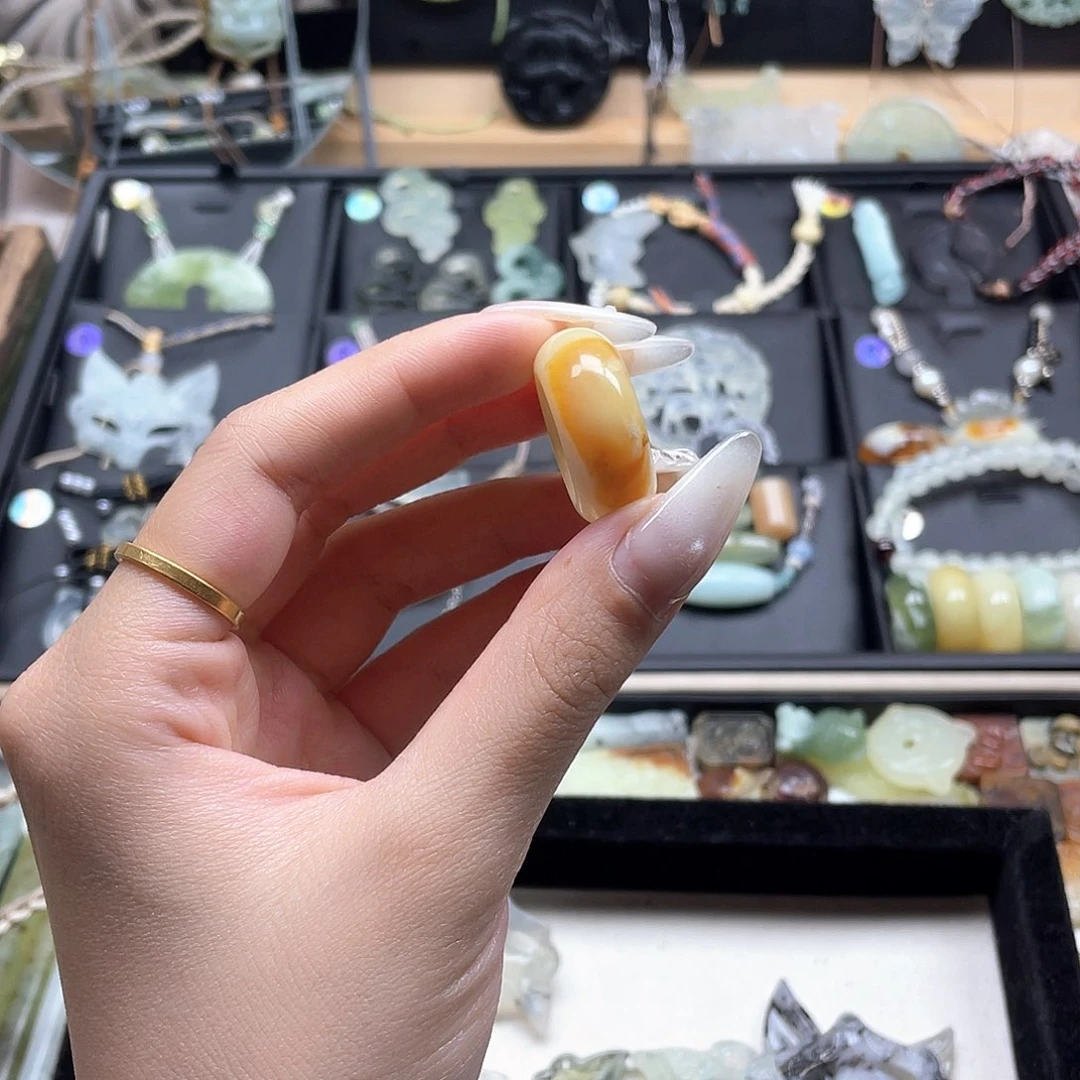 蛇纹石玉未镶嵌颈饰孟***?