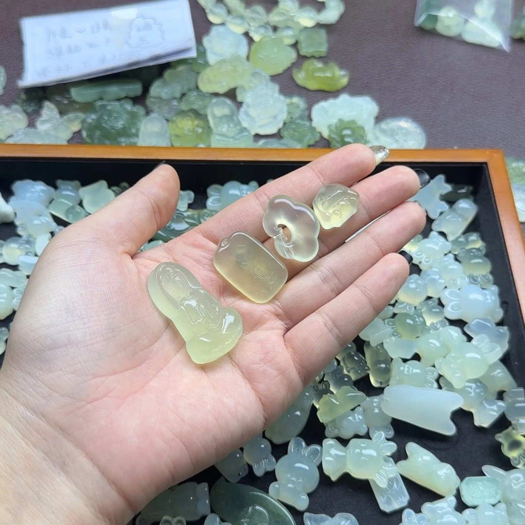 小***包蛇纹石玉未镶嵌颈饰