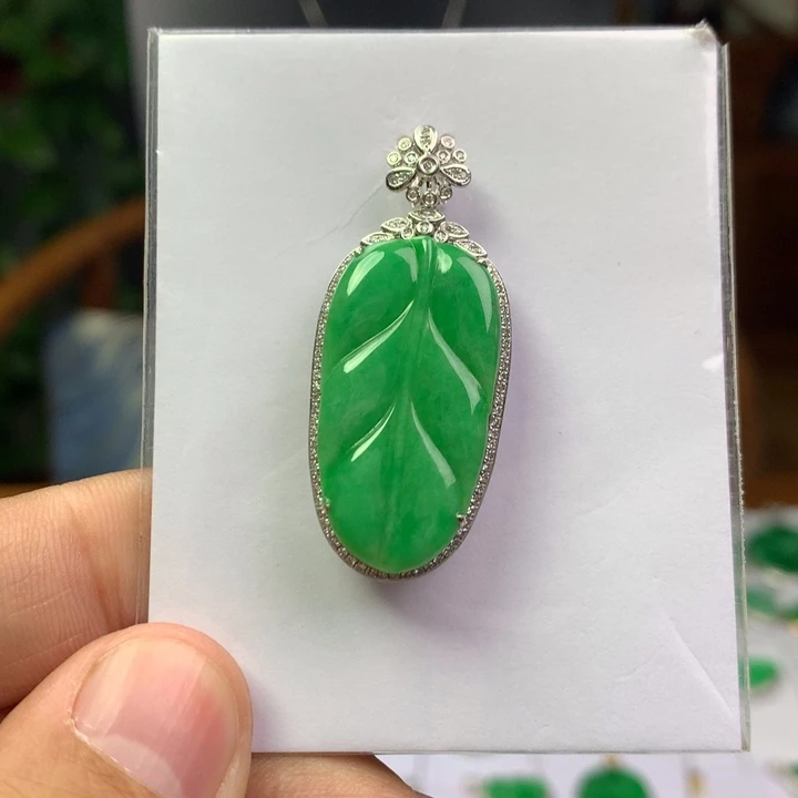 翡翠18K金镶嵌颈饰