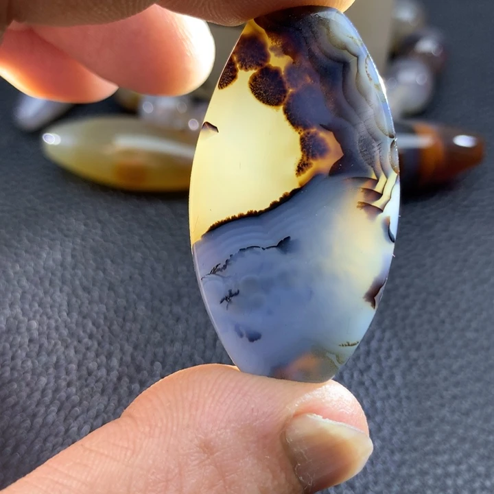 石***言玛瑙/玉髓未镶嵌颈饰