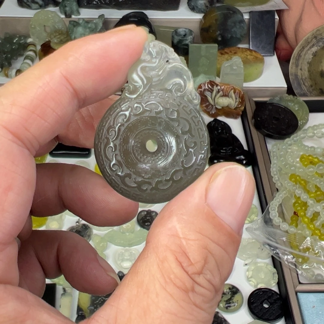 M***社岫玉未镶嵌颈饰精品灰冰