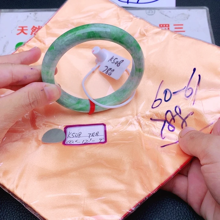 翡翠手镯未镶嵌翡翠