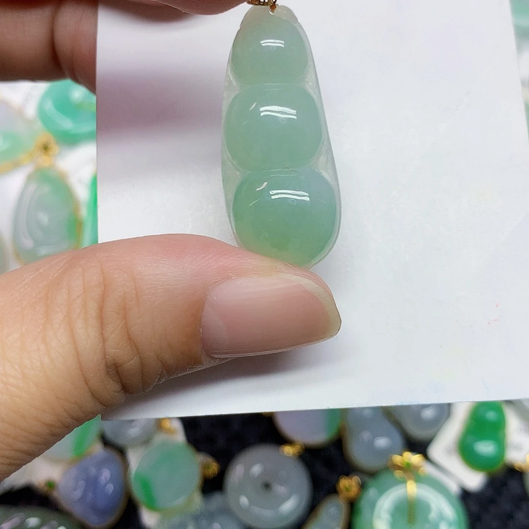 颈饰18K金镶嵌翡翠豆子