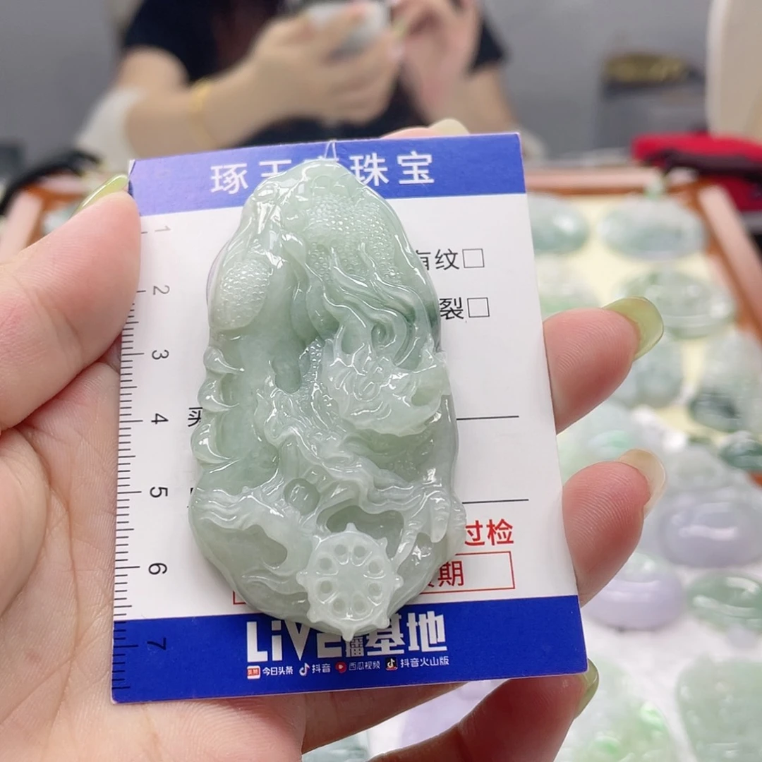 颈饰未镶嵌翡翠龙牌