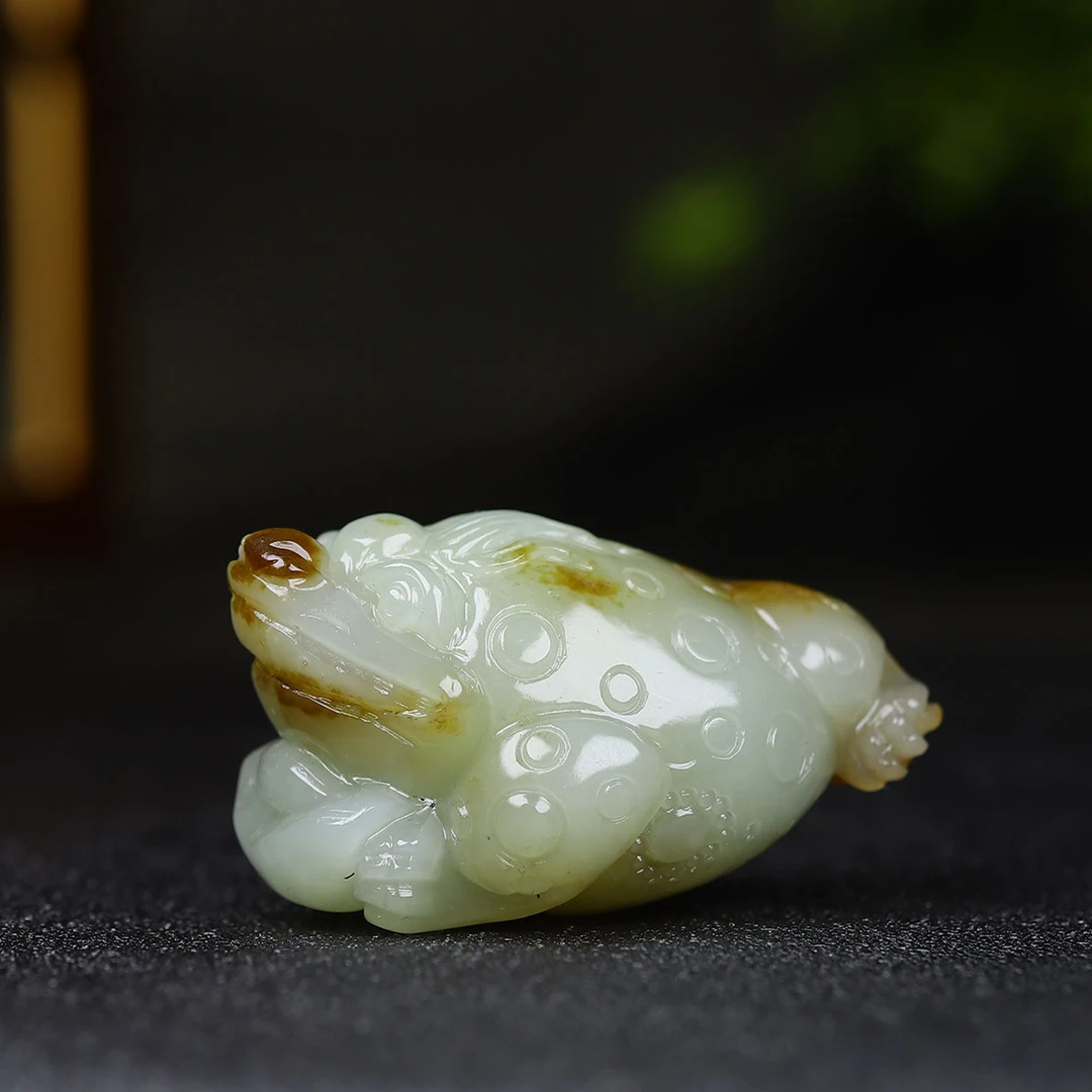 121644和田玉且末料金蟾挂件