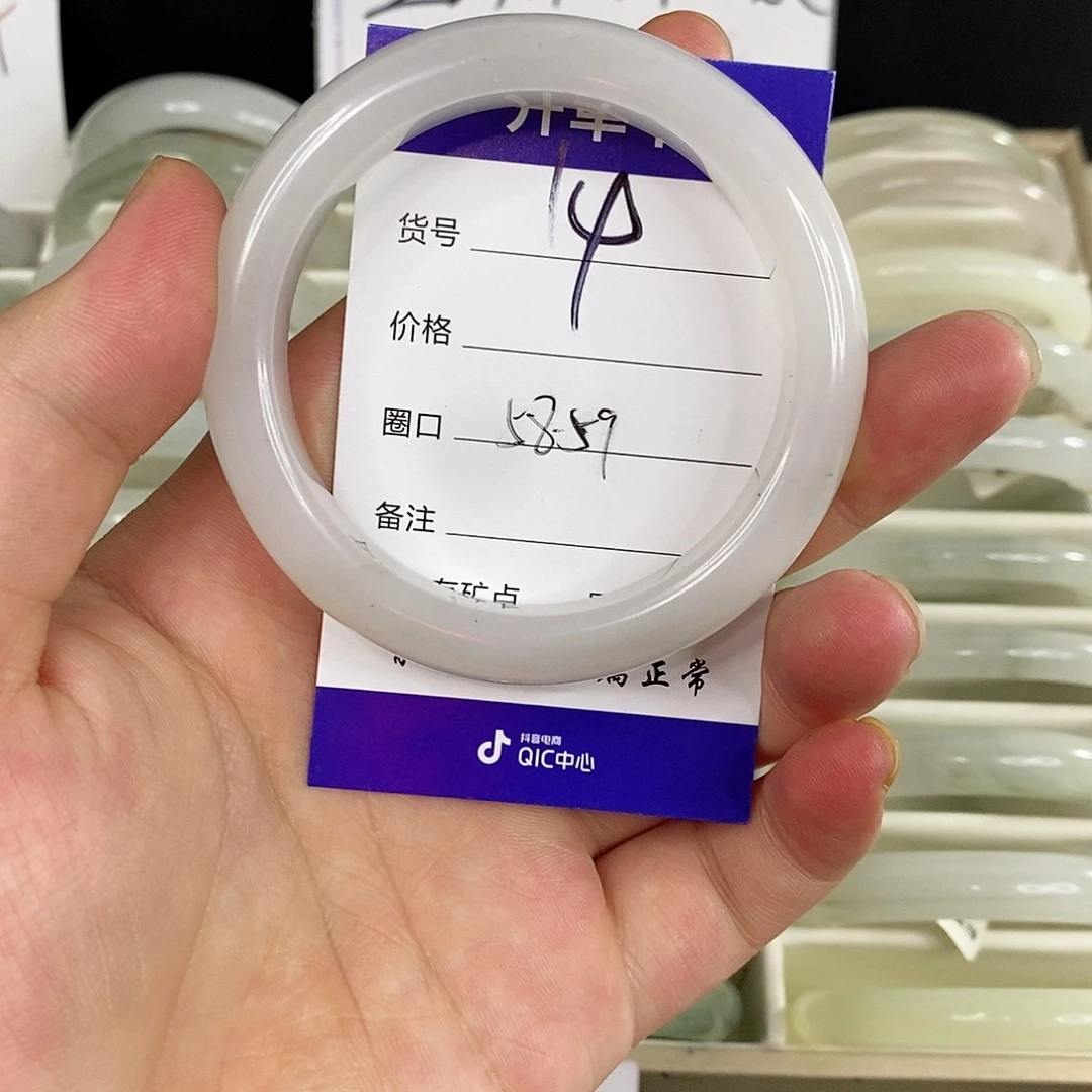 未镶嵌手镯石英质玉