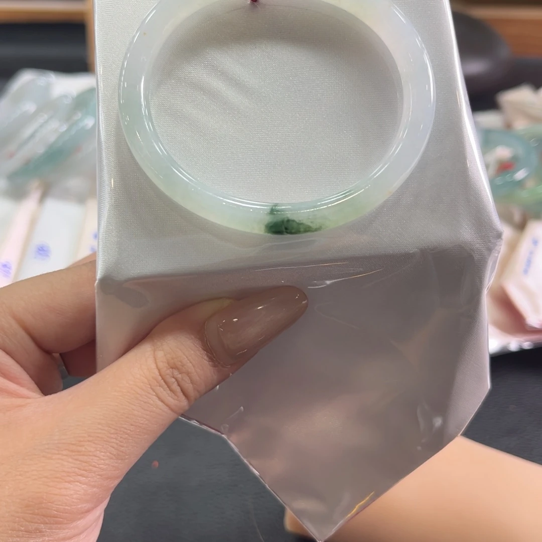 翡翠未镶嵌手镯52.5贵妃有纹