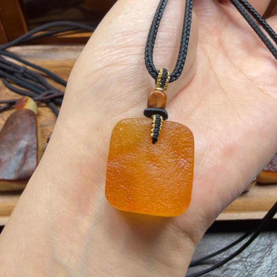 琥珀未镶嵌吊坠(赠链)