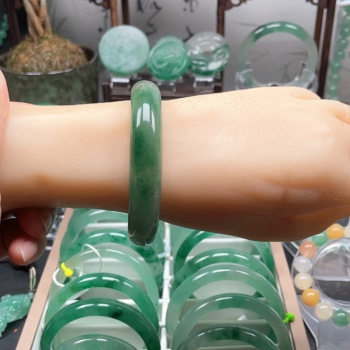 未镶嵌手镯石英质玉
