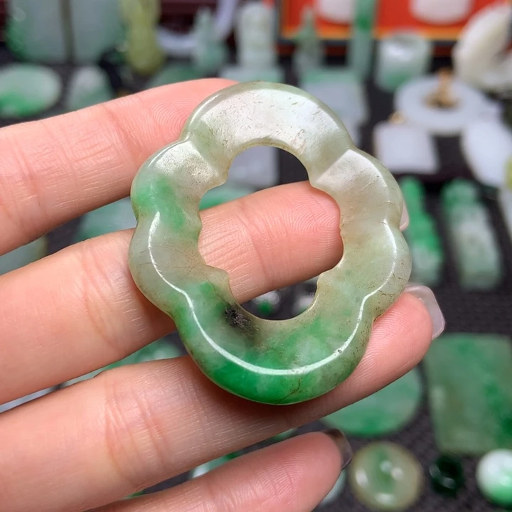 翡翠未镶嵌挂件清