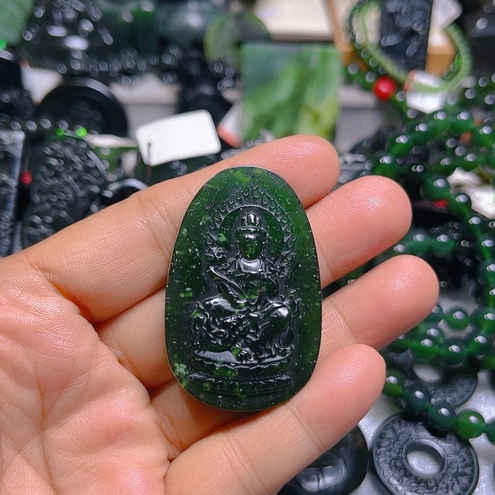 七***主蛇纹石玉未镶嵌颈饰