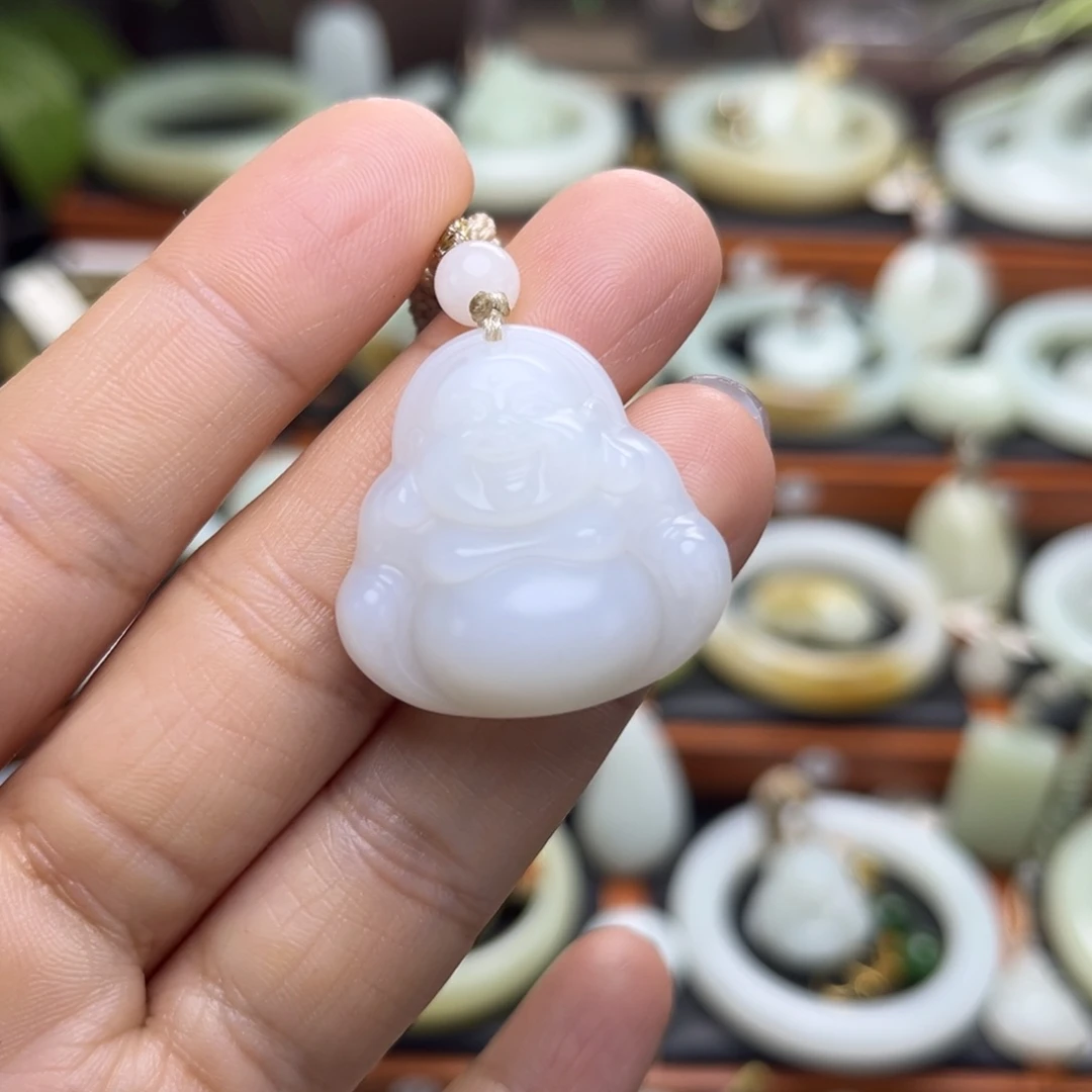 和田玉（白玉）未镶嵌颈饰山料有水线