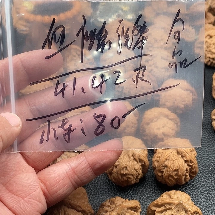 文玩核桃吊坠血麒麟