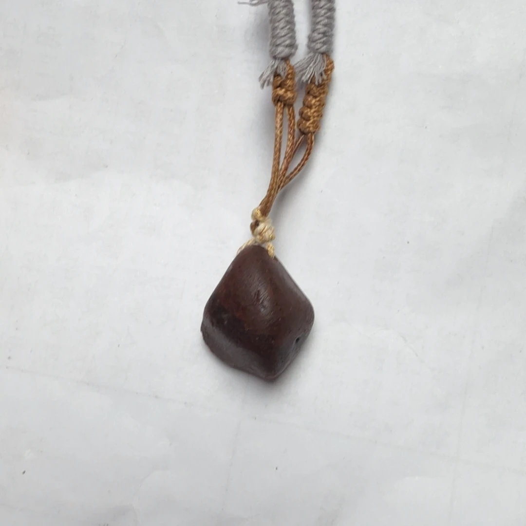 琥珀未镶嵌颈饰原石