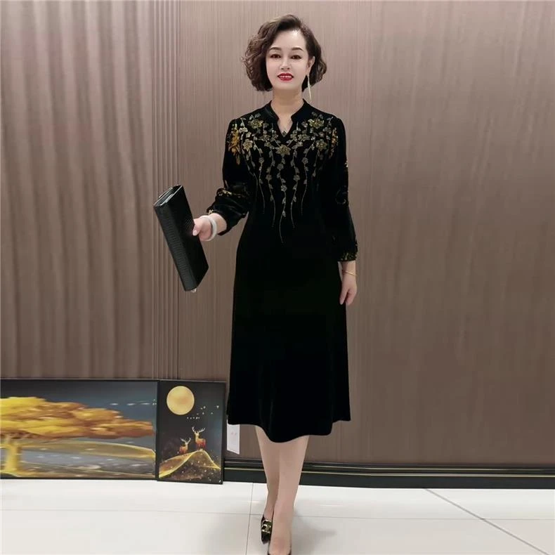 8085新妈妈连衣裙气质大码高贵中式气质丝绒秋季宽松显瘦烫钻烧花