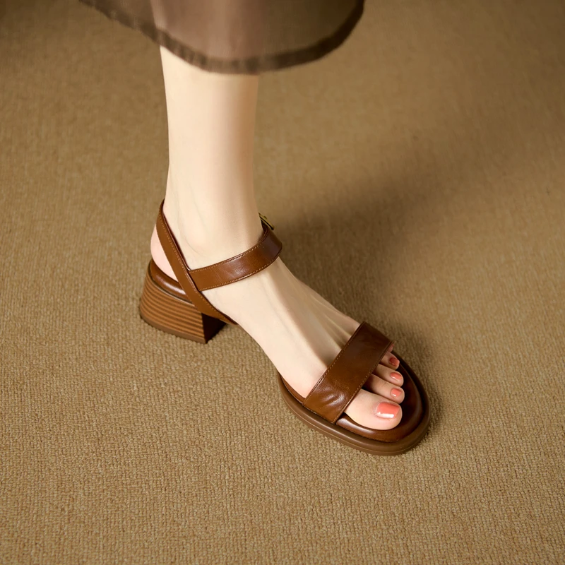 真皮凉鞋女中跟2025新款夏季外穿百搭一字扣带羊皮软底粗跟罗马鞋