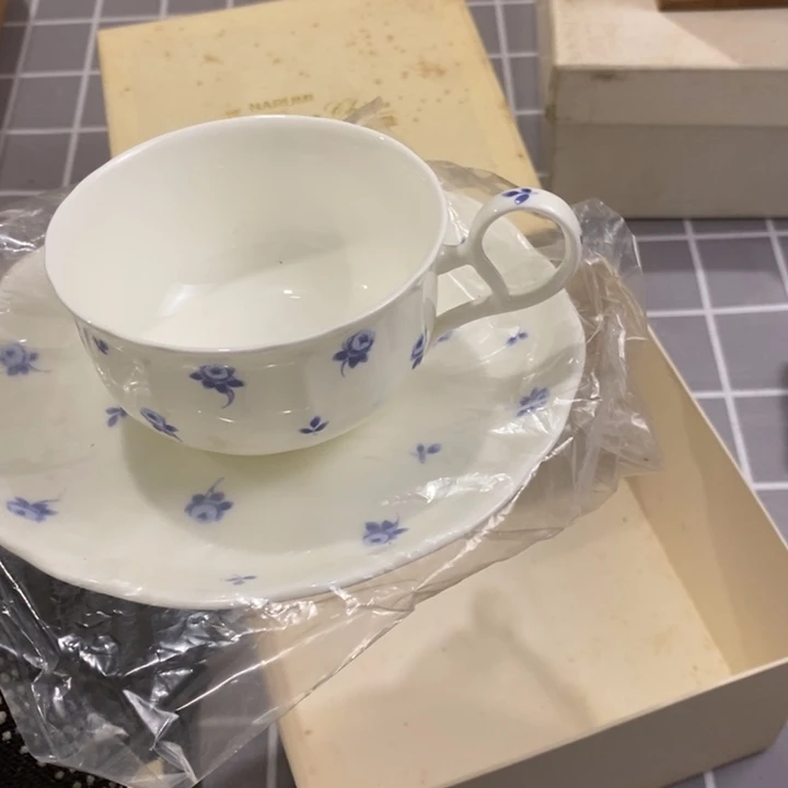 在看一本漫画杂志看