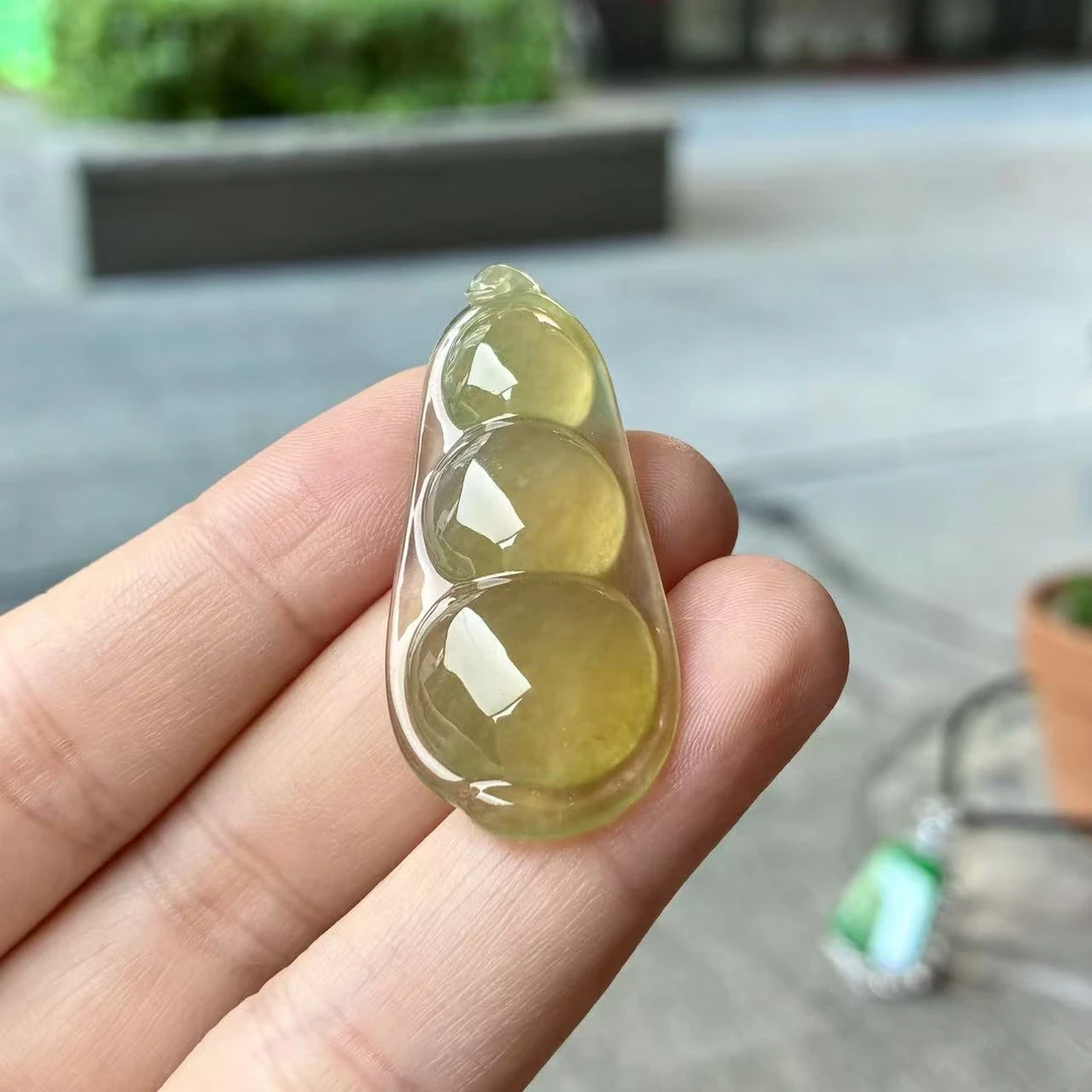 天然a货缅甸翡翠自然光尺寸41.7/18.6/6.5,高冰黄翡福豆吊坠